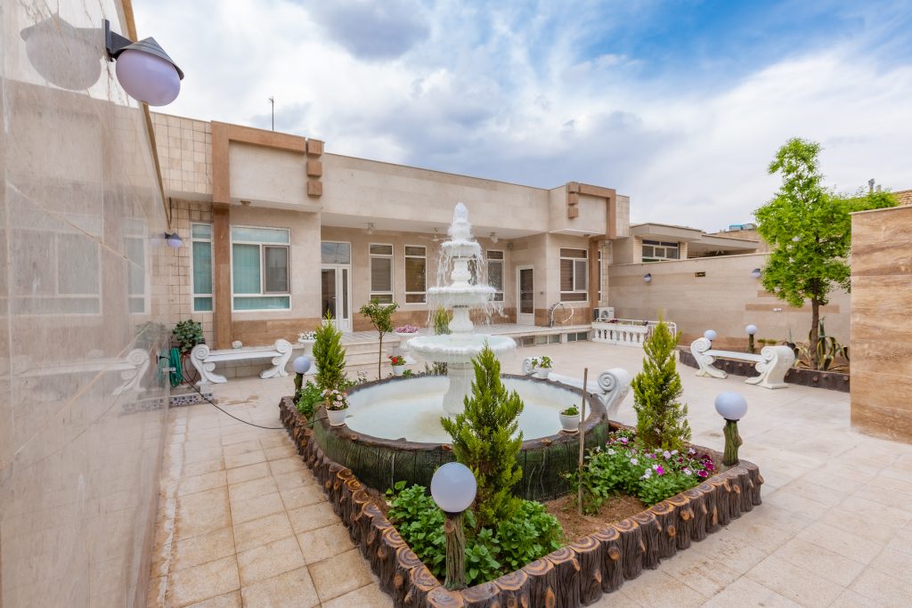 حیاط آموزشگاه